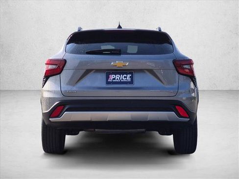 Used 2025 Chevrolet Trax LT w/ LT Convenience Package FWD image 7