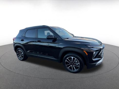Used 2025 Chevrolet TrailBlazer LT image 2