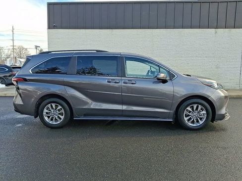Used 2022 Toyota Sienna LE image 7
