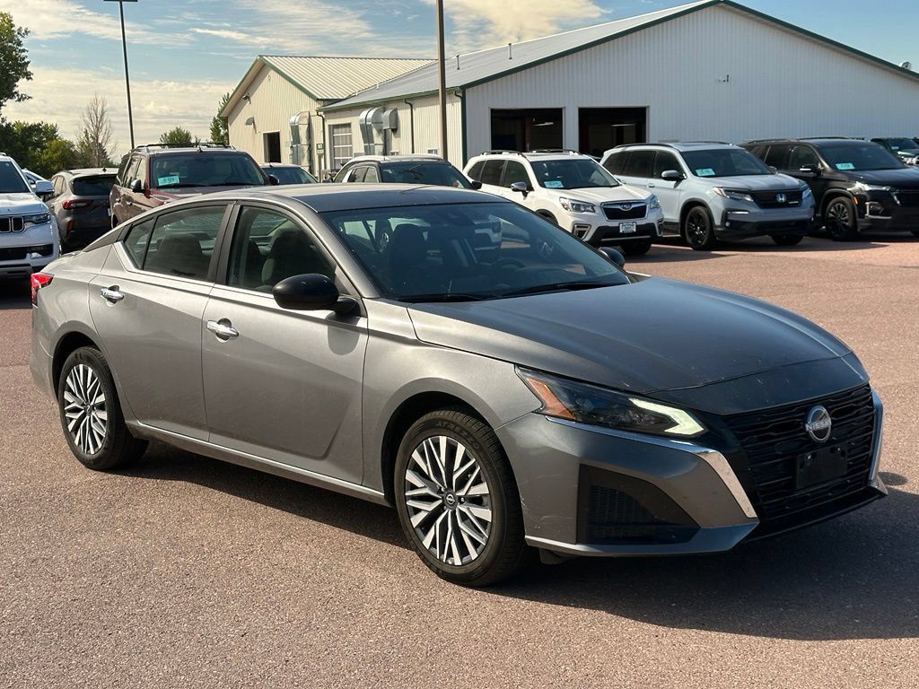 Used 2025 Nissan Altima 2.5 SV AWD/4WD image 7