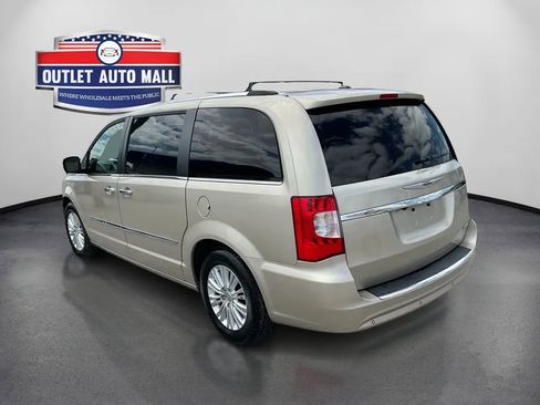 Used 2014 Chrysler Town & Country Limited w/ Luxury Group FWD image 5