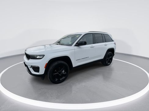 Used 2023 Jeep Grand Cherokee Limited w/ Black Appearance Package AWD/4WD image 8