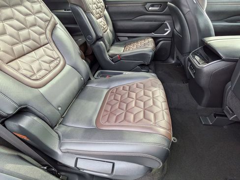 Used 2025 Nissan Armada Platinum Reserve image 25
