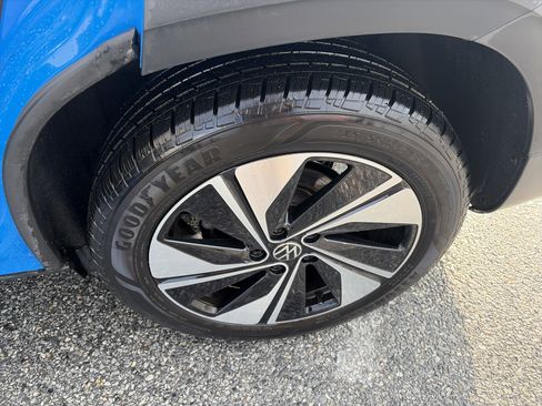 New 2025 Volkswagen Taos SE image 16