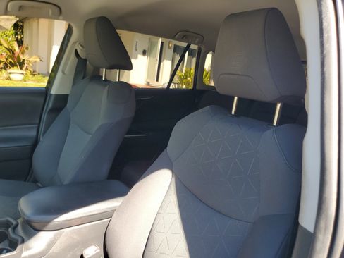 Used 2021 Toyota RAV4 XLE image 17