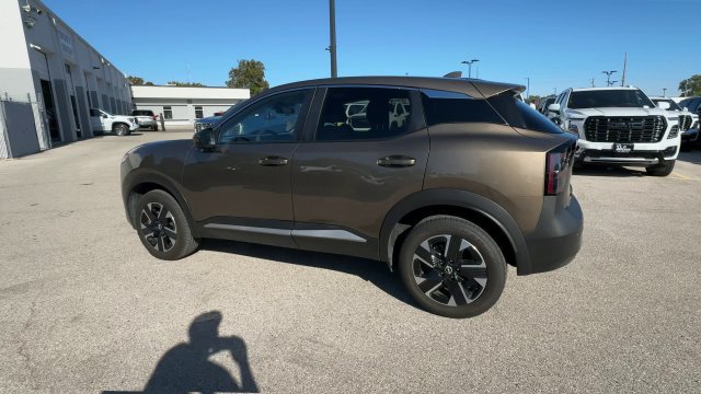 Used 2025 Nissan Kicks SV AWD/4WD image 7