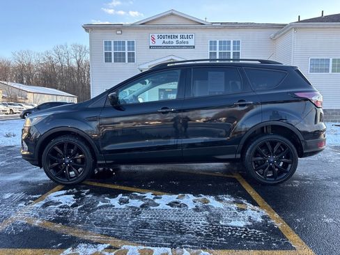 Used 2017 Ford Escape SE w/ Equipment Group 201A image 1