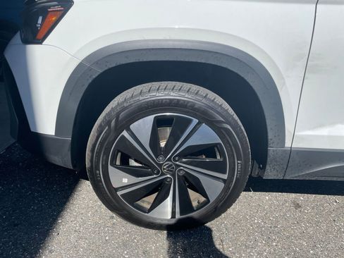 Used 2025 Volkswagen Taos SE image 28