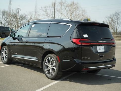 New 2026 Chrysler Pacifica Pinnacle image 4