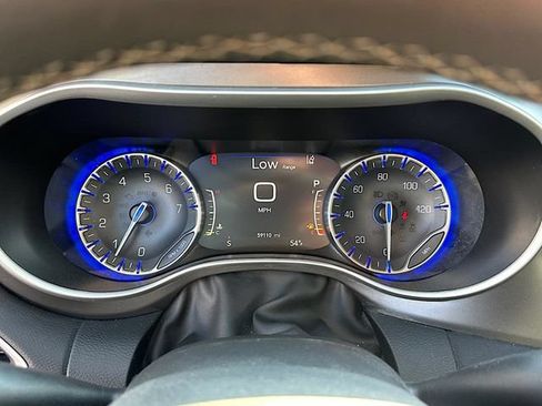 Used 2024 Chrysler Pacifica Touring-L FWD image 23