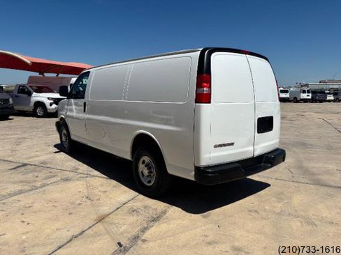 Used 2021 Chevrolet Express 3500 w/ Driver Convenience Package RWD image 5