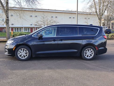 Used 2024 Chrysler Pacifica Touring-L image 3