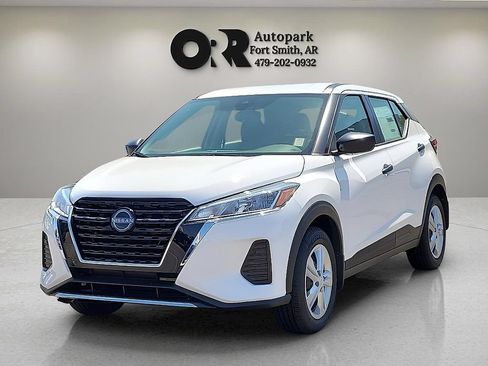 Used 2025 Nissan Kicks Play S FWD image 2