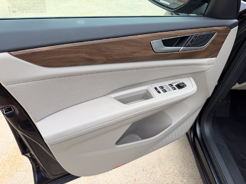 Used 2025 Volkswagen Atlas SE FWD image 13