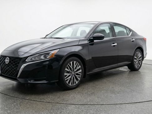 Used 2025 Nissan Altima 2.5 SV FWD image 3