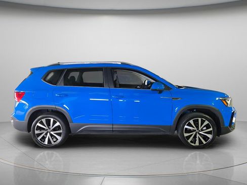 Certified 2023 Volkswagen Taos SE w/ Panoramic Sunroof Package FWD image 5