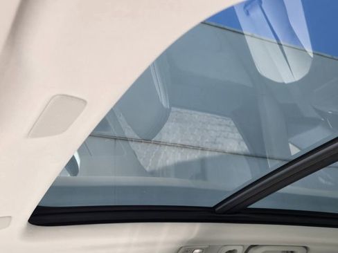 Certified 2023 Volvo XC60 B5 Plus AWD/4WD image 19