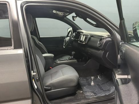 Used 2019 Toyota Tacoma TRD Off-Road w/ Technology Package AWD/4WD image 22