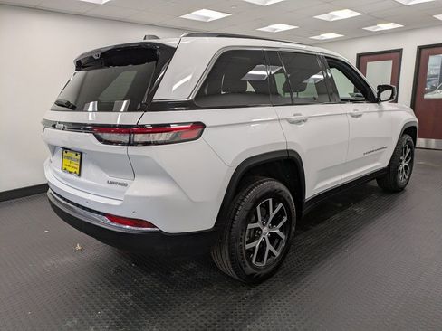 Used 2024 Jeep Grand Cherokee Limited w/ Luxury Tech Group II image 4