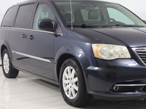 Used 2013 Chrysler Town & Country Touring FWD image 37