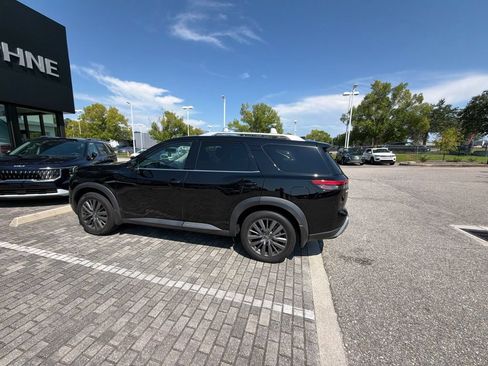 Used 2024 Nissan Pathfinder SL w/ SL Premium Package FWD image 10