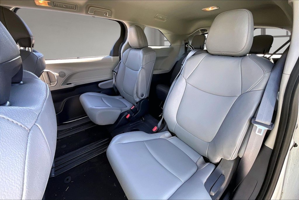 Used 2024 Toyota Sienna XLE FWD image 20