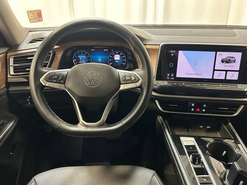 Used 2024 Volkswagen Atlas SE AWD/4WD image 3