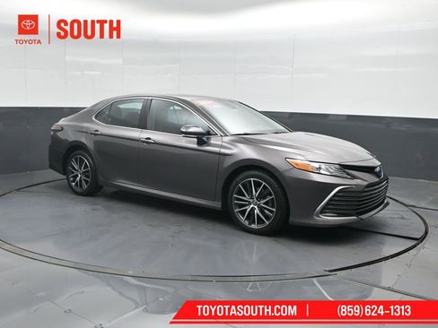 Used 2021 Toyota Camry XLE image 4