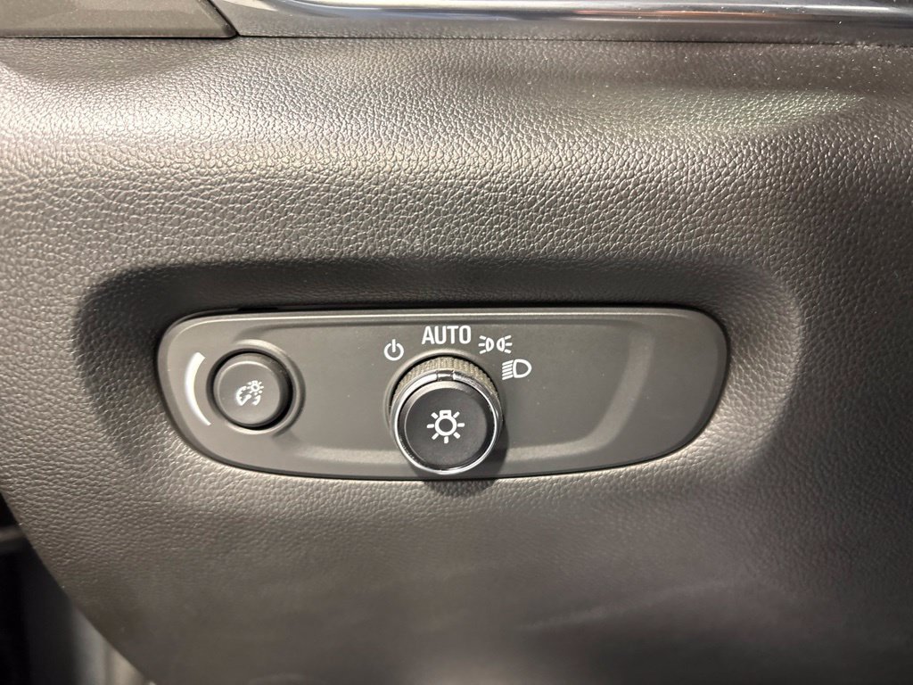 Used 2023 Chevrolet Traverse LT w/ LT Premium Package AWD/4WD image 39