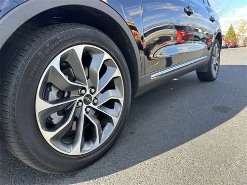 Certified 2022 Lincoln Nautilus Reserve image 12