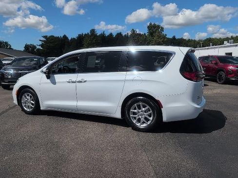 Used 2023 Chrysler Pacifica Touring-L FWD image 4