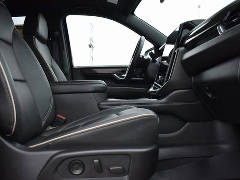 Used 2025 GMC Yukon Elevation image 12