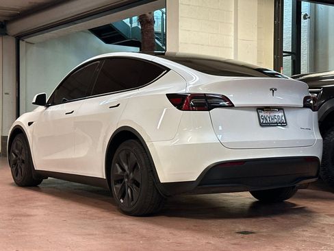 Used 2024 Tesla Model Y Long Range image 3