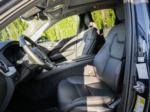 Used 2025 Volvo XC60 B5 Plus image 16