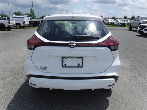 Used 2022 Nissan Kicks S FWD image 5