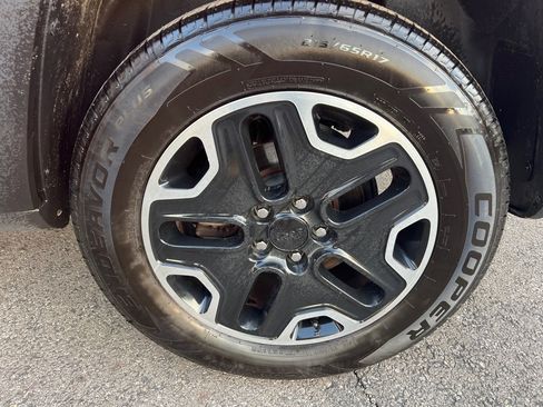 Used 2017 Jeep Renegade Trailhawk w/ Premium Trailhawk Package image 25