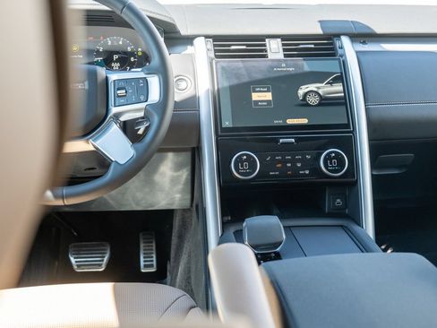 Certified 2025 Land Rover Discovery Dynamic SE AWD/4WD image 21