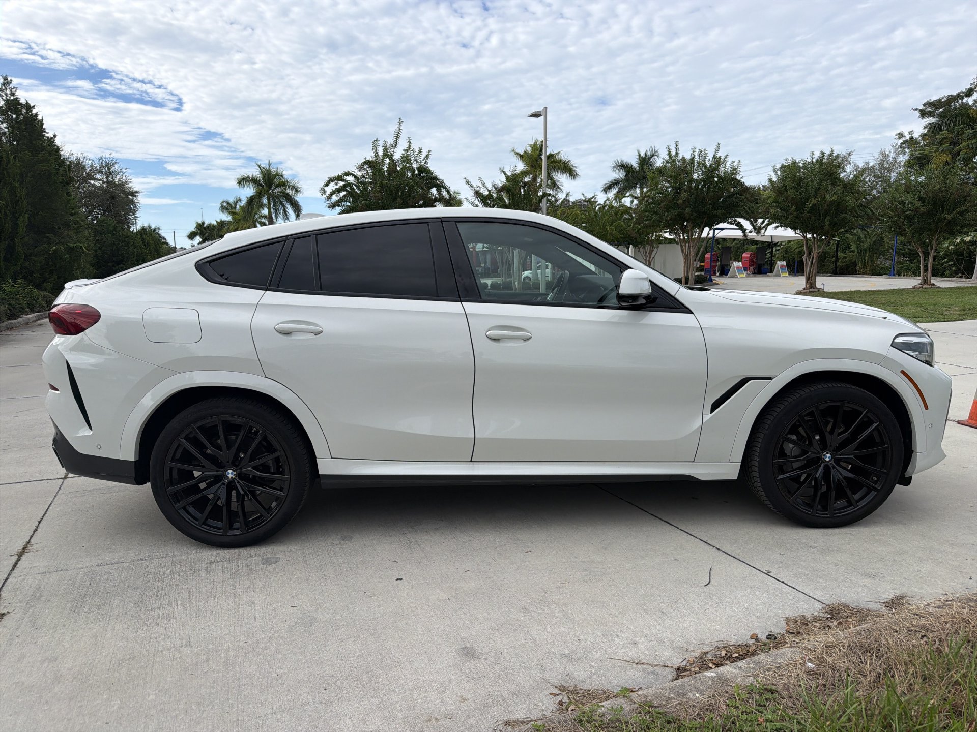 Certified 2023 BMW X6 xDrive40i w/ M Sport Package AWD/4WD image 3