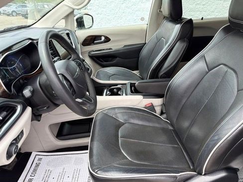 Used 2023 Chrysler Pacifica Limited FWD image 13