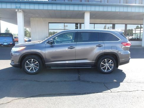 Used 2018 Toyota Highlander XLE AWD/4WD image 2