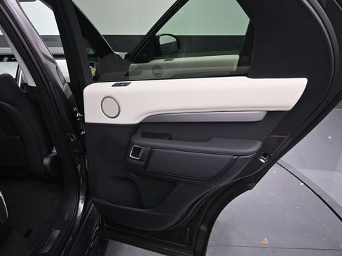 Used 2025 Land Rover Discovery Dynamic SE AWD/4WD image 12