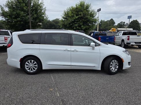 Used 2019 Chrysler Pacifica Touring-L FWD image 38