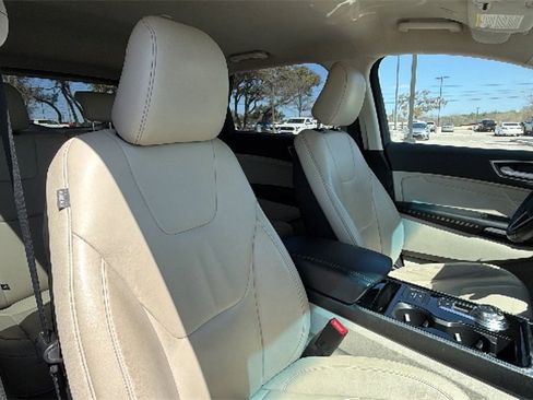 Used 2020 Ford Edge Titanium image 42