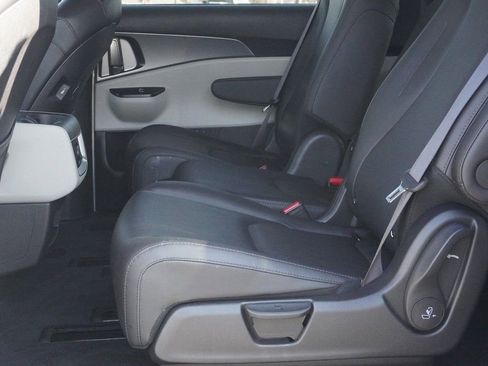 Used 2023 Kia Carnival LX FWD image 29