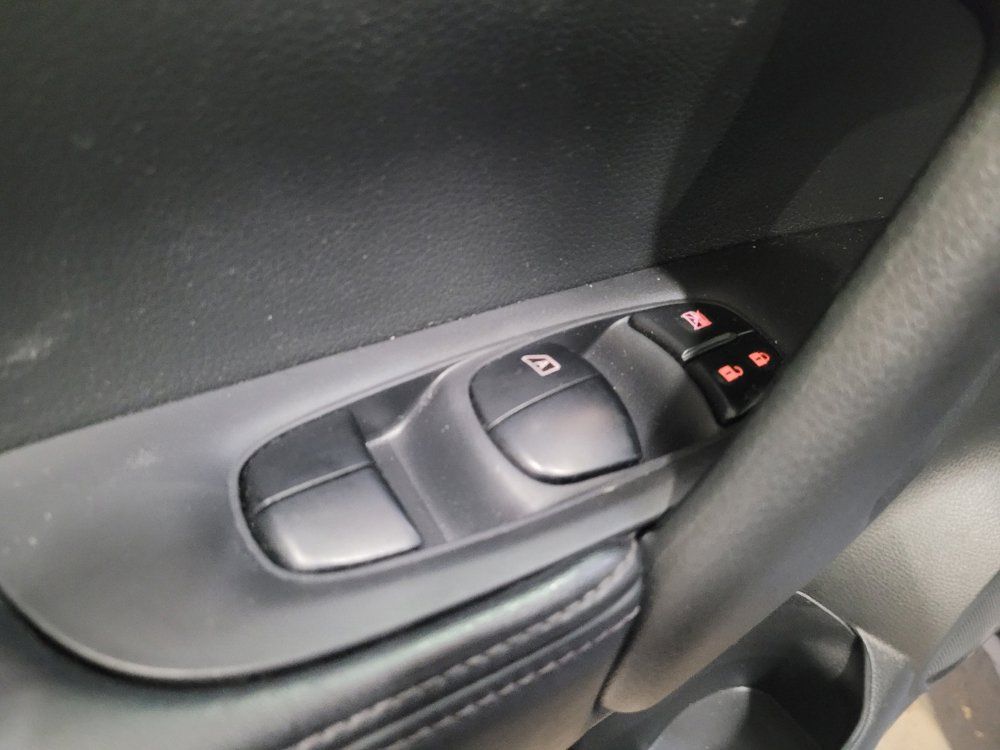 Used 2017 Nissan Rogue SV AWD/4WD image 27