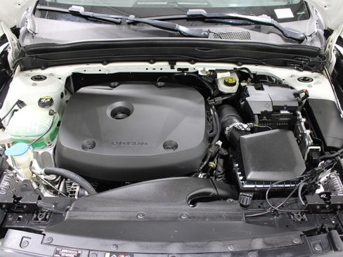 Used 2019 Volvo XC40 T5 R-Design AWD/4WD image 42