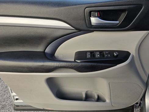 Used 2017 Toyota Highlander XLE image 10