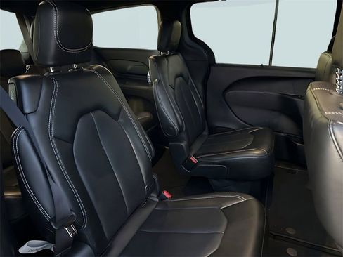 Used 2025 Chrysler Pacifica Select image 12