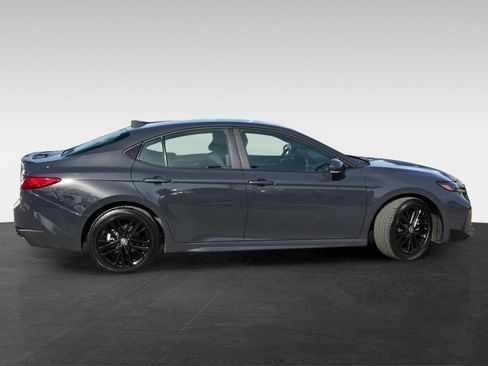 Used 2025 Toyota Camry SE image 3