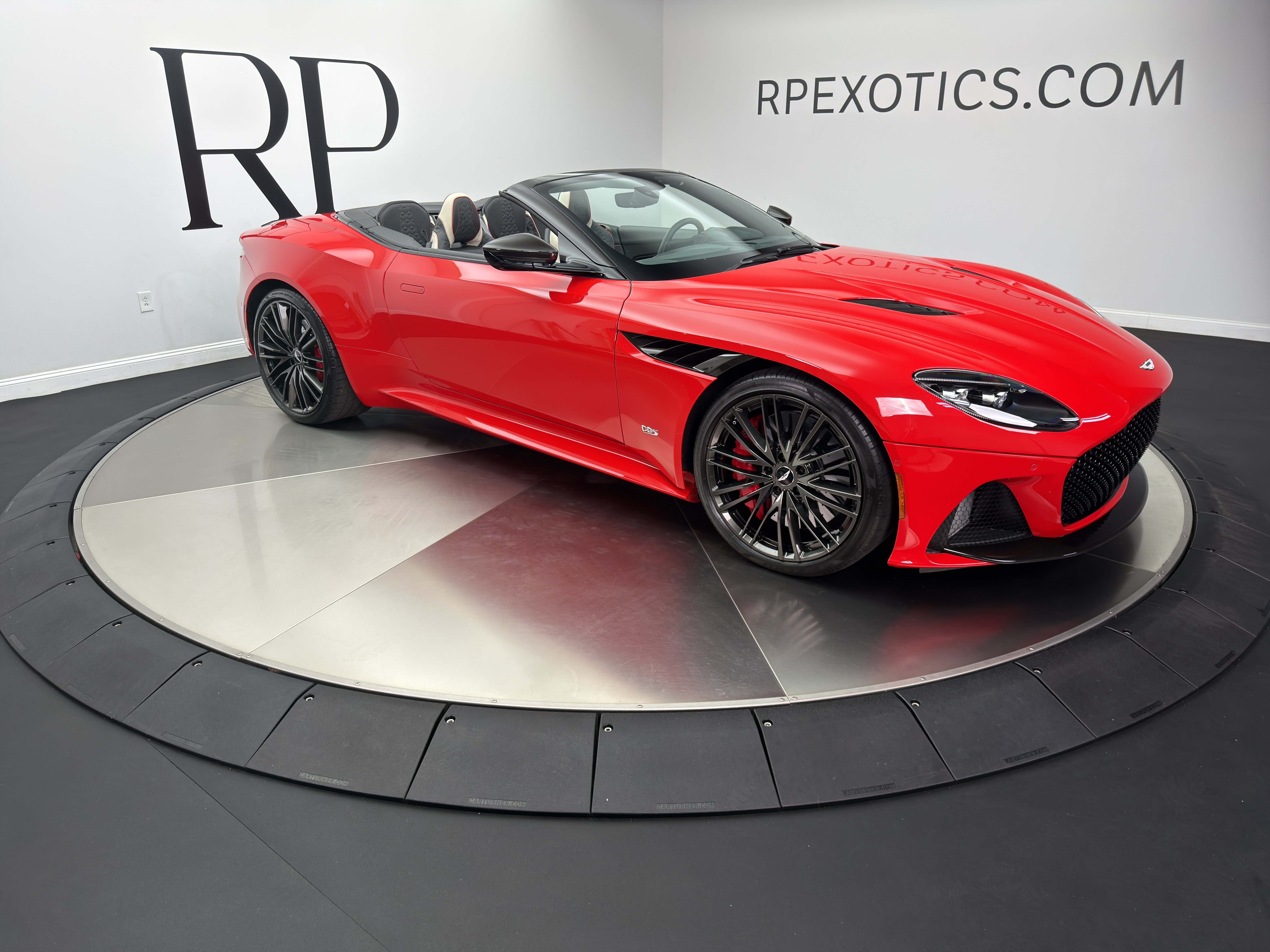 Used 2023 Aston Martin DBS Superleggera Volante RWD image 8